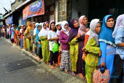 FOTO TRADISI MASYARAKAT : Warga Antre Nasi Jangkrik dalam Bukak Luwur