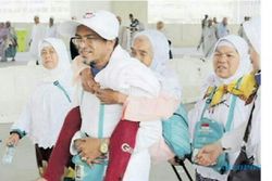 KISAH INSPIRATIF HAJI BADRI : Jemaah Indonesia Ini Gendong Ibu Selama Prosesi Haji