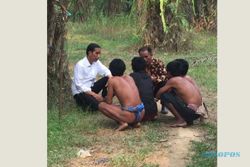 KABUT ASAP : Jongkok di Hutan, Ini "Bisik-Bisik" Jokowi dengan Suku Anak Dalam