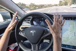 MOBIL TESLA : Salip Google Car, Tesla S Kini Bisa Autopilot