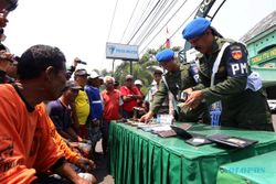 AKSI UNIK : Meriahkan HUT TNI, Kopral Bagyo Gelar Operasi Kantong Kempes
