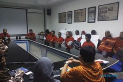 FOTO AKSI SERIKAT BURUH : Konfederasi Serikat Buruh Indonesia Berkunjung ke Solopos