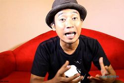 KABAR ARTIS : Asisten Denny Cagur Dituding Pukul Fotografer