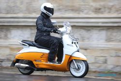 PENJUALAN MOTOR : Skutik Laku Keras, Peugeot Yakin Salip Vespa