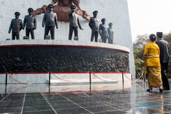 HARI KESAKTIAN PANCASILA : Jokowi Undang 3 Prajurit Pengangkat Jenazah Pahlawan Revolusi