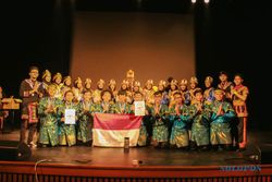 PRESTASI MAHASISWA : 2 Tim Tari Saka UGM Juara Umum Festival Folklore di Ceko