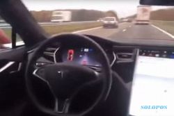 MOBIL TESLA : Tesla S Dijajal Ngebut Tanpa Sopir, "Iron Man" Geram