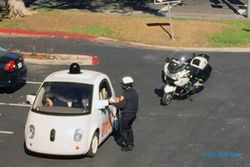 KISAH UNIK : Mobil Tanpa Sopir Buatan Google “Ditilang” Polisi