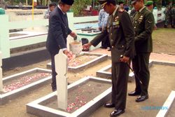 HARI PAHLAWAN : Muspida Sragen Taburkan Bunga di Makam Pahlawan