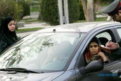 ATURAN BERKENDARA : Di Negara Ini, Wanita Nyetir Tanpa Jilbab Bisa Ditilang Polisi