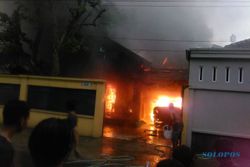 KEBAKARAN SUKOHARJO : Rumah di Cemani Sukoharjo Terbakar, 1 Mobil Hangus