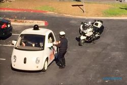MOBIL GOOGLE : Terlalu Pelan, Mobil Autopilot Google Ditilang Polisi