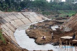 NORMALISASI SUNGAI : Normalisasi Anak Sungai Brantas Terhambat Kelangkaan Material