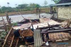 ANGIN KENCANG BOJONEGORO : Diterjang Angin, Rumah di Bojonegoro Roboh