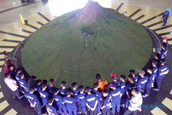 WISATA SLEMAN : Atap Museum Gunung Merapi Bocor, Petugas Pasang Ember untuk Tampung Air