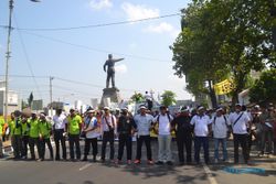 AKSI PEKERJA SUKOHARJO : Buruh Soloraya Blokade Jalan di Solo Baru