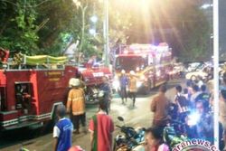KEBAKARAN SURABAYA : Jelang Debat Pilkada 2015, Gedung KPU Surabaya Terbakar