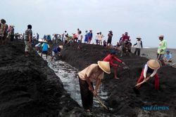 BANJIR SUNGAI BOGOWONTO : Warga Keruk Manual Muara Sungai Bogowonto