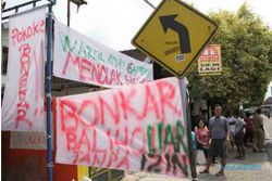 WARGA TOLAK BALIHO : Tolak Baliho Setinggi 17 Meter, Warga Gamping Pasang Spanduk