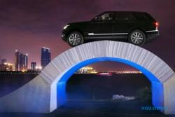 ATRAKSI MOBIL : Wow, Range Rover Ini Sukses Mendaki Jembatan Kertas