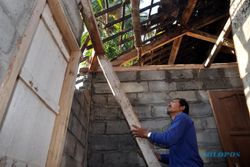 FOTO BENCANA TEMANGGUNG : Warga Perbaiki Rumah yang Rusak Akibat Angin Kencang