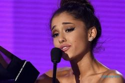 AMA 2015 : Jadi Artis Wanita Terfavorit, Ariana Grande Mewek