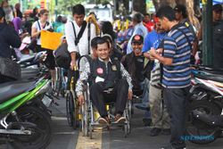 Uji Sarana Disabilitas (Desi Suryanto/JIBI/Harian Jogja)  FOTO FASILITAS DISABILITAS : Sudah Bersahabatkah Trotoar Malioboro?