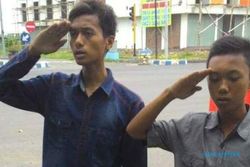 LALU LINTAS NGAWI : Polisi Ngawi Perintahkan 2 Remaja Lari 100 M, Mengapa?