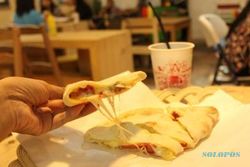 KULINER SOLO : Menjajal Pizza Unik ala Panties Pizza