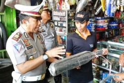 HARI NATAL 2015 : Polisi Sidak Pedagang Knalpot Pasar Jaya