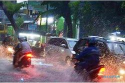 BANJIR PONOROGO : Banjir 30 Cm Hantui Ruas Jalan Utama Ponorogo