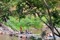 PENAMBANGAN PASIR : Penambangan Pasir Mekanik Sungai Brantas Kembali Beroperasi