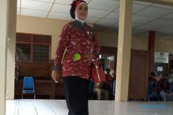 HARI IBU : Bunda-Bunda Modis Tampil di Fashion Show Batik