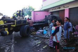 KECELAKAAN KLATEN : Ditabrak Minibus, Pikap Sosor Pagar Rumah di Prambanan