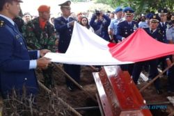 FOTO PESAWAT GOLDEN EAGLE JATUH : Begini Duka di Pemakaman Pilot T-50i