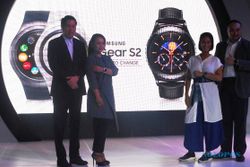 SMARTWATCH TERBARU : Samsung Gear S2 Classic Edisi Spesial Dibalut Emas 18 Karat