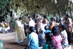 PESAN NATAL : Misa di Gua Maria Tritis, Romo Bambang Ajak Warga Tak Bakar Daun dan Pohon
