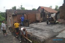 KEBAKARAN SUKOHARJO : Rumah Mantan Kades Ludes Terbakar, Kerugian Ratusan Juta Rupiah