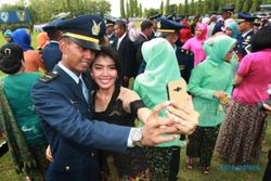 FOTO TNI AU : Bagi Kebahagian dengan Berfoto