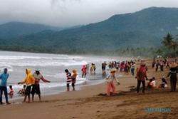 WISATA TRENGGALEK : Ribuan Wisatawan Banjiri Pesisir Trenggalek