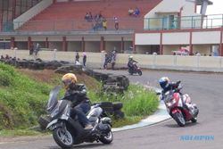 KOMUNITAS MOTOR: Tekan Kecelakaan, Rider Nmax Praktik Safety Riding