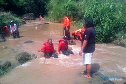 ANAK TENGGELAM : Tim SAR Terus Cari Balita Terseret Arus Sungai Kaligarang Semarang