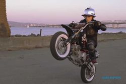 ATRAKSI MOTOR : Keren! Bocah 6 Tahun Ini Sudah Lihai Freestyle