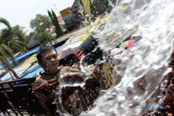 MAULID NABI MUHAMMAD : Air Sisa Jamasan Kiai Pradah Diperebutkan Ribuan Warga Blitar