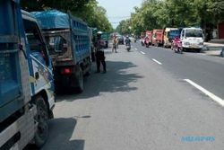 TAHUN BARU 2016 : Polisi Ngawi Hentikan Truk-Truk Bukan Bermuatan Sembako