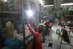 FOTO PASAR TRADISIONAL JOGJA : Pedagang Swadaya Pasang Pengaman Tambahan