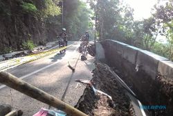 FOTO LONGSOR SEMARANG : Awas, Jalur Alternatif Ungaran-Semarang Longsor!