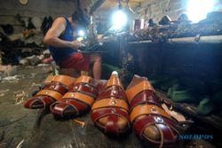 FOTO PENGRAJIN SEPATU : Ekspor Sepatu Indonesia Tumbuh 10 Persen