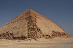 PENELITIAN TERBARU : Partikel Kosmik Ungkap Bagaimana Piramida Bent Dibangun 