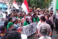 UNJUK RASA MAGETAN : Protes MTA, Warga Desa Sugihwaras Geruduk Bakesbangpol Magetan